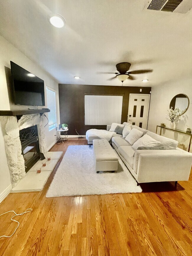 Building Photo - Beautiful Fully Furnished 2 bedroom 2 bath condo for rent!