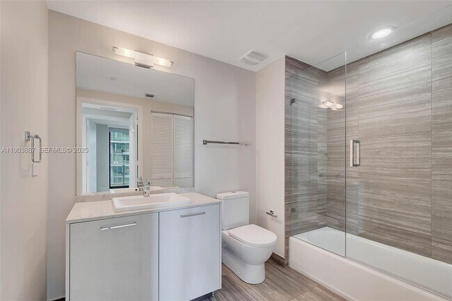 Building Photo - 1010 Brickell Ave