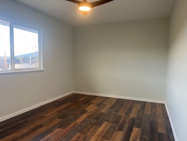 Building Photo - Pet friendly 3 bedroom / 2 bath home with ...