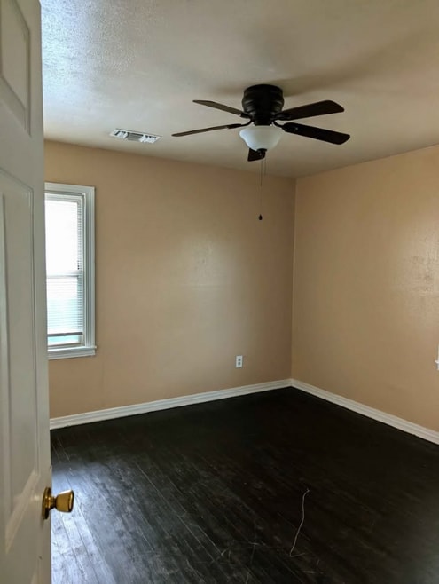 Building Photo - 717 Mickan St