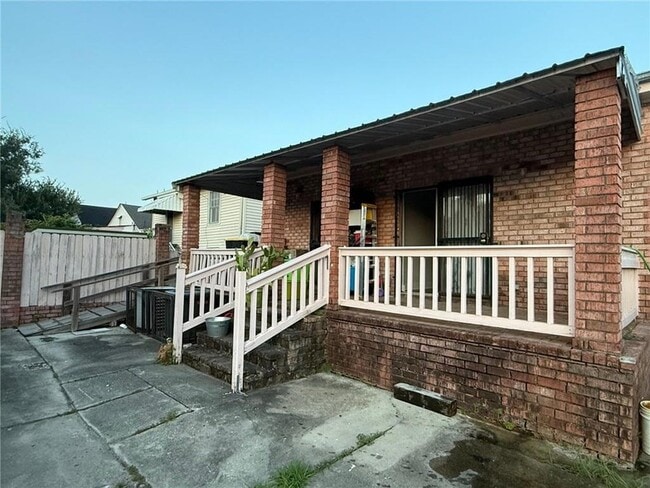 Building Photo - 2500 Monroe St