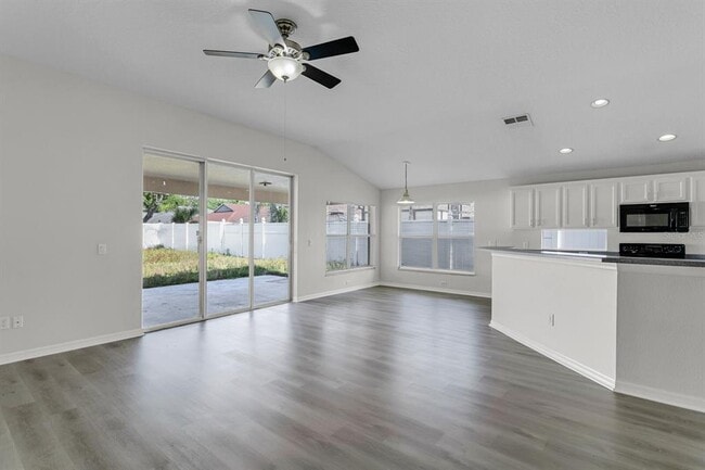 Building Photo - 15412 Montilla Loop