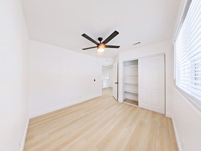 Building Photo - Beautifully remodeled 3 bed / 2.5 bathroom...