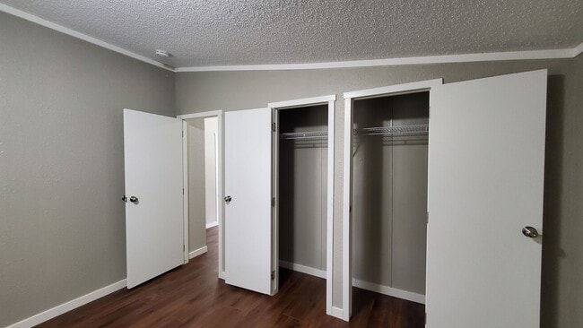 Building Photo - Spacious, Newly Renovated 3 Bed, 2 Bath Home