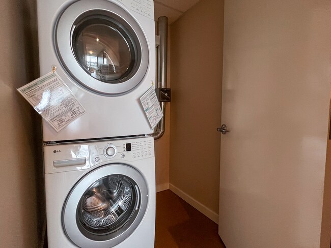 Building Photo - Beautiful 1 Bed 1 Bath Waterfront Condo w/...