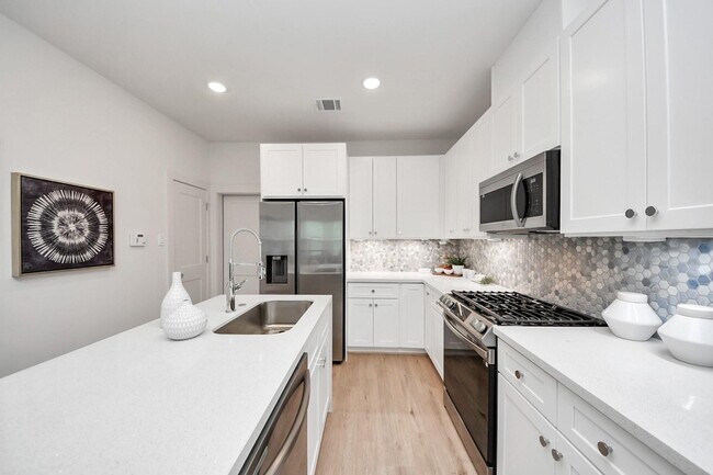 Building Photo - 1032 Glen Ln