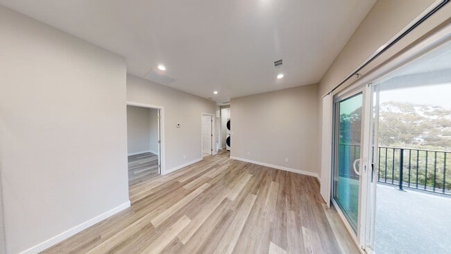 Building Photo - Remodeled 3BD/1BA!! Private Deck