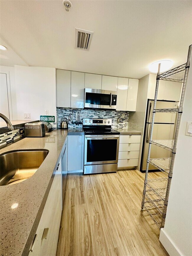 Building Photo - 650 West Ave