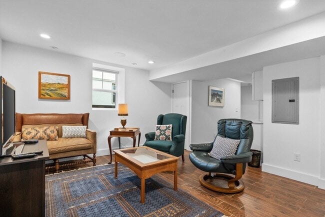 Building Photo - 38 Chester St