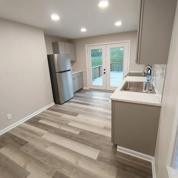 Kitchen with a walk-out deck for outdoor dining - 96 Ponder St