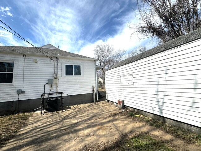 Building Photo - Adorable two-bedroom One-bathroom house located in the Kendall-Whittier neighborhood!