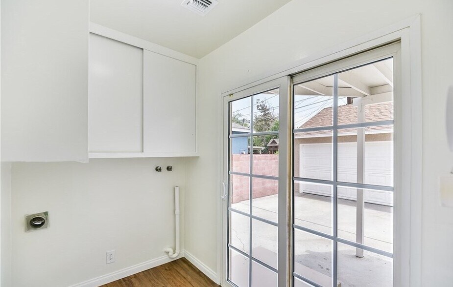 Building Photo - 6434 Densmore Ave