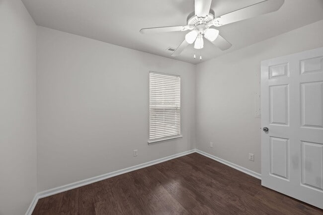 Building Photo - Charming Summerville Rental