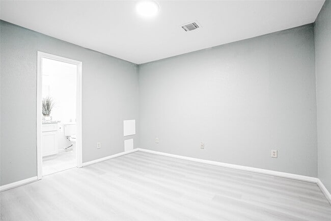 Building Photo - 1103 W Brompton Dr