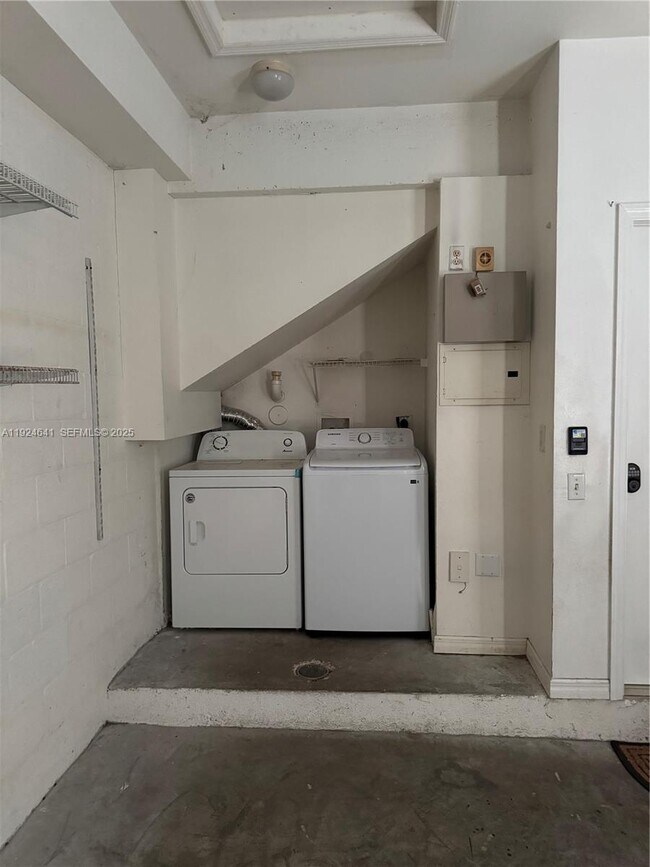 Building Photo - 2442 Centergate Dr