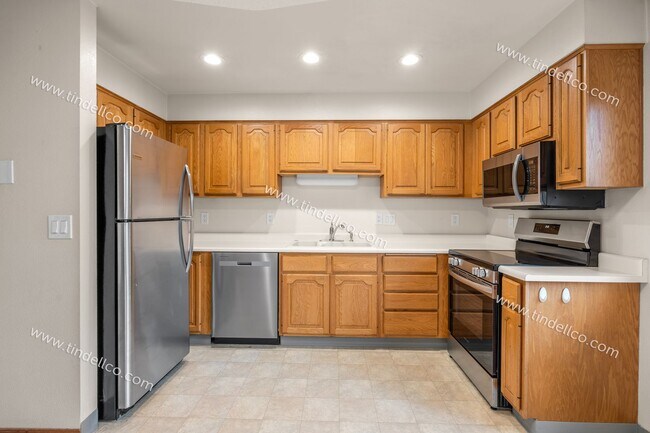 Building Photo - Queen Jeanette Apartments — Beautiful & Spacious Upstairs 2BR/1BA with Vaulted Ceilings, Gas Fire...