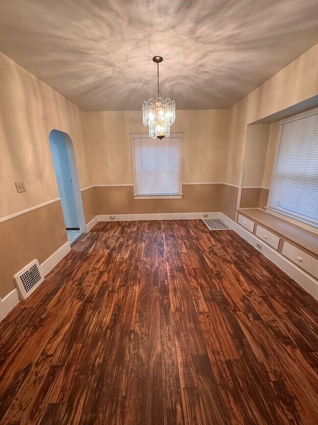 Building Photo - 103 N. Osborne