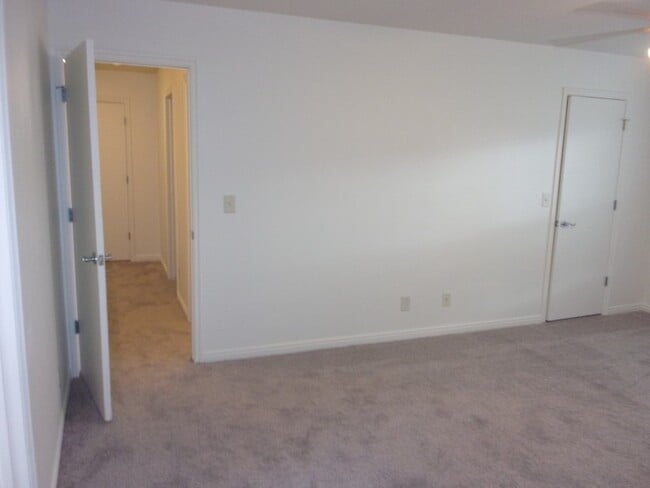 Building Photo - 88 E Rainbow Way