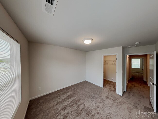 Building Photo - 3765 Streamside Dr