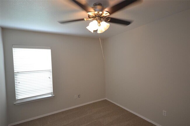 Building Photo - 228 Falcon Ln