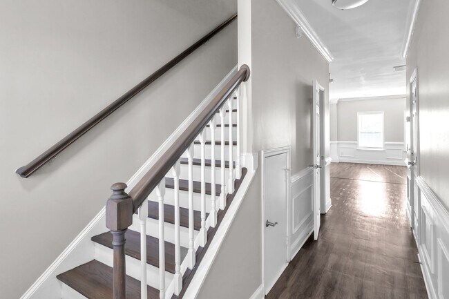 Building Photo - Spacious 3 bedroom 2.5 bath Townhome with 1 car garage