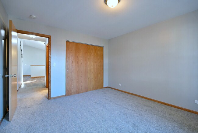 Building Photo - 19 E Pineview Dr