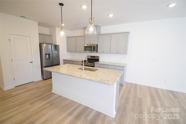 Building Photo - 752 Kitfox Dr NW