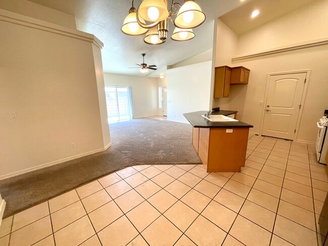 Building Photo - Great 3 Bedroom Duplex near the Kingman Hospital!