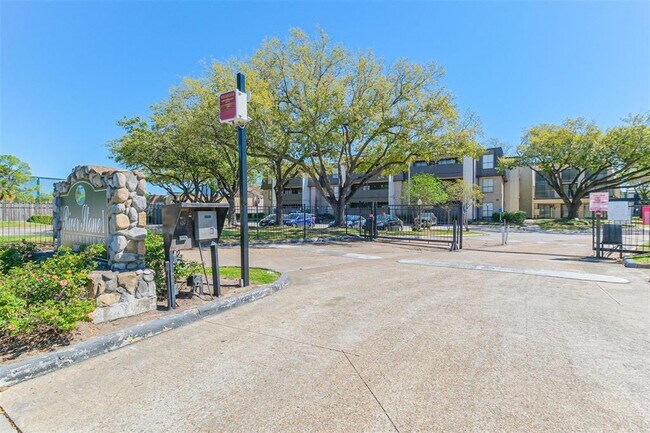 Building Photo - 3025 Walnut Bend Ln
