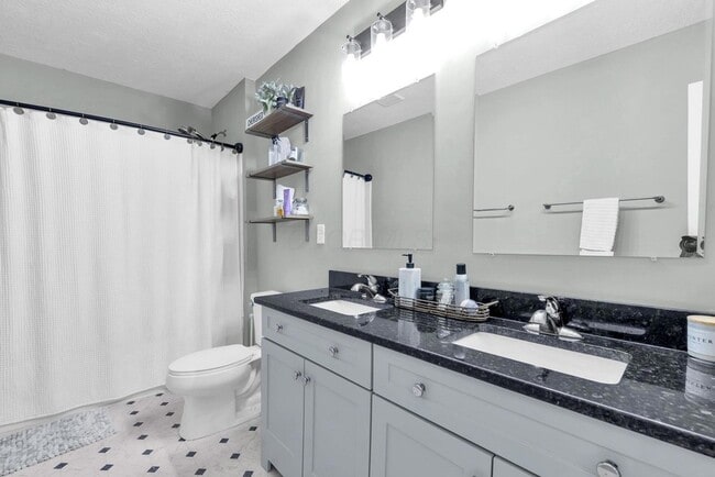 Building Photo - 1945 Woodcrest Rd