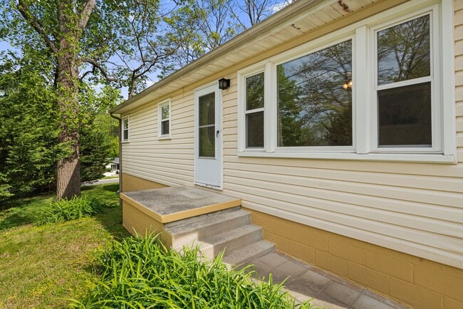 Building Photo - Sunny 2-Bedroom Home with Fenced-In Yard a...