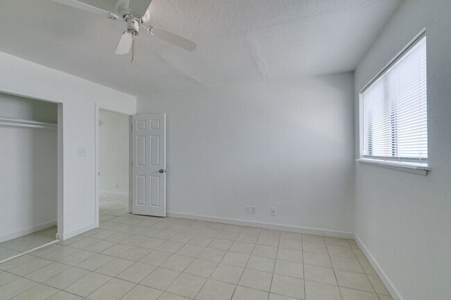 Building Photo - 6987 Mendon Ln