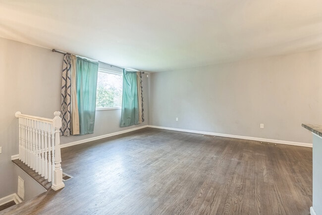 Building Photo - Pet Friendly Mid-Century Modern 4/Bedroom,...