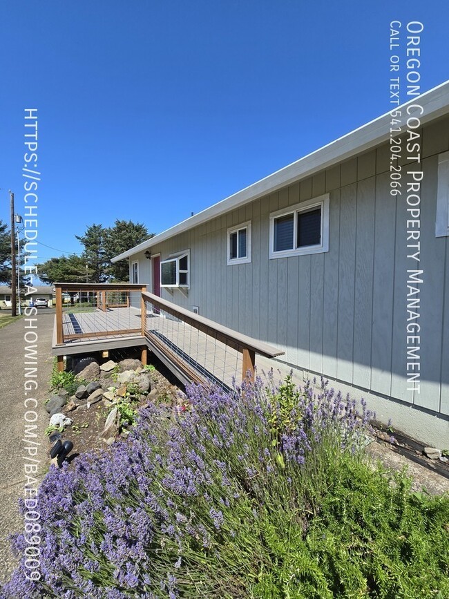 Building Photo - 3bed/2bath - New Deck & Interior Paint