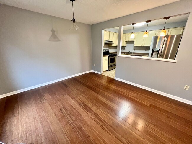 Building Photo - Sewickley Heights - Gorgeous Townhouse - 3...