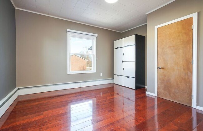 Building Photo - 146 Allen St