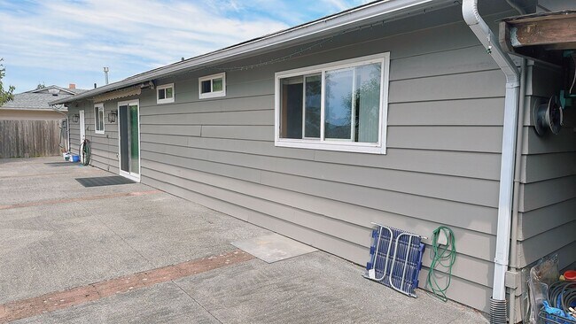 Building Photo - Available late August: this spacious 3brm/2 bath rambler near Whatcom Falls Park