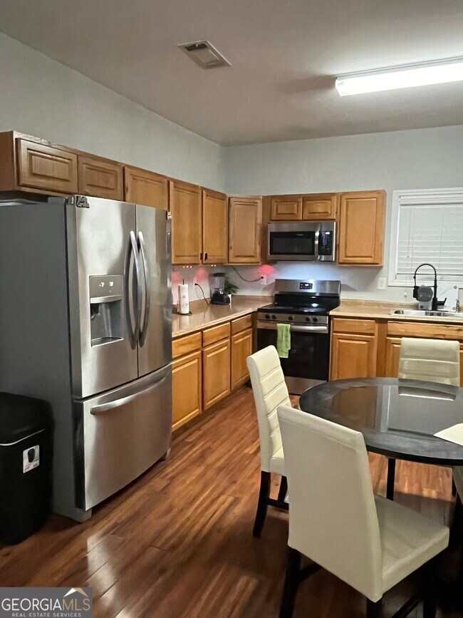 Building Photo - 500 Tulip Ln