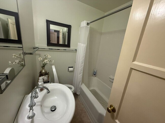 Building Photo - Charming 2 Bedroom, 2 Bath Home with Fence...