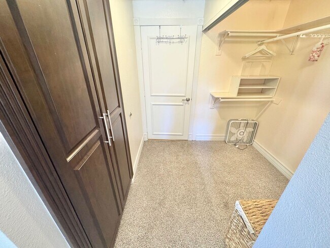 Building Photo - Great opportunity condo in a highly desirable central Las Vegas location