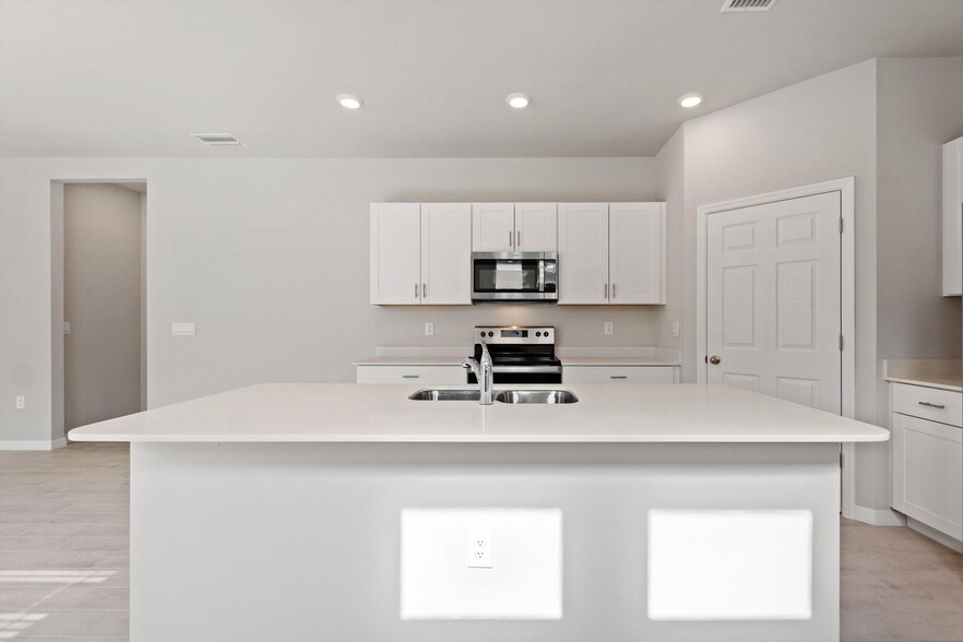 Building Photo - 708 Treehouse Ln