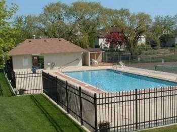 Building Photo - Beautiful 2 bd 1 1/2 ba as soon as July 1 move-in. Great Vernon Hills location!