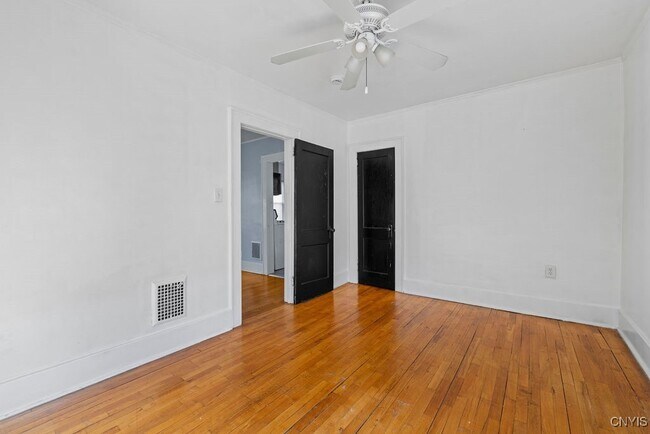 Building Photo - 403 Valley Dr