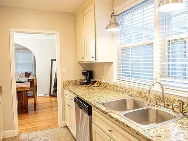 Building Photo - Fully Furnished 4BR Bungalow in Prime Forest Dr Location