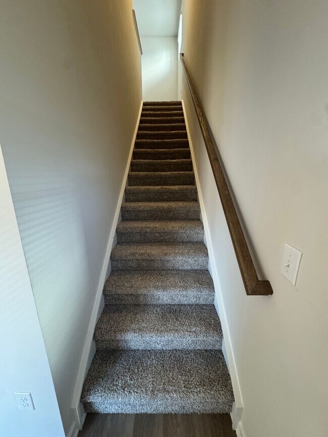 Building Photo - Beautiful 3BR 2.5 Townhouse w/ 2-Car Garage •  EV Plug • Quartz Island • End Unit in Charlotte