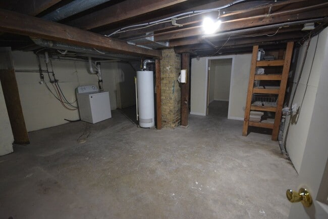 Building Photo - Charming 2 bedroom with beautiful features!
