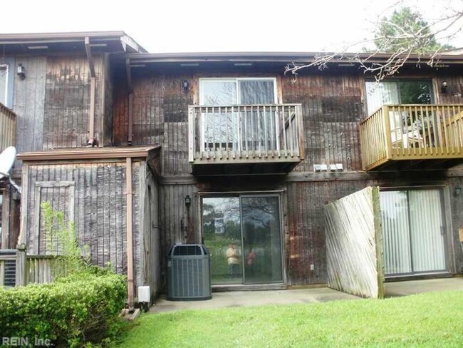 Building Photo - 2 BED / 1.5 BATH CONDO