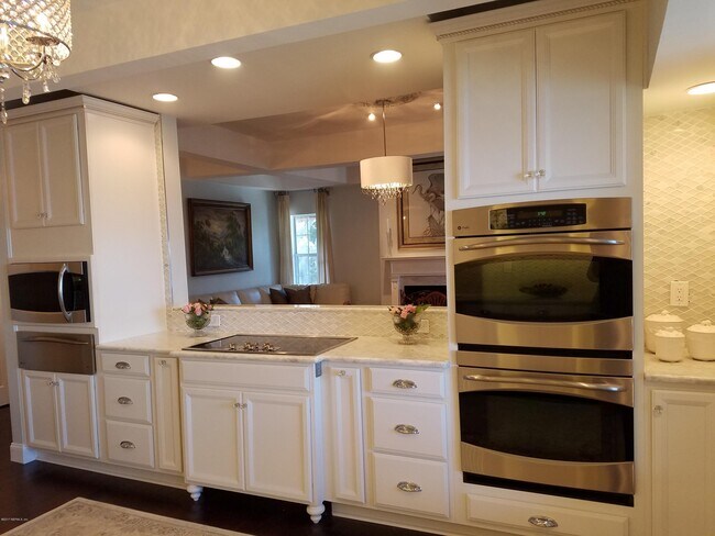 Building Photo - 212 St Johns Ave