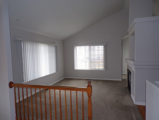 Building Photo - 583 S Parkside Dr