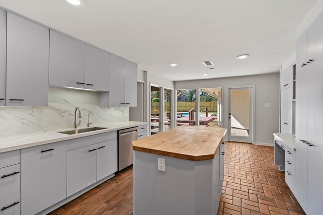 Building Photo - 365 Piney Point Rd